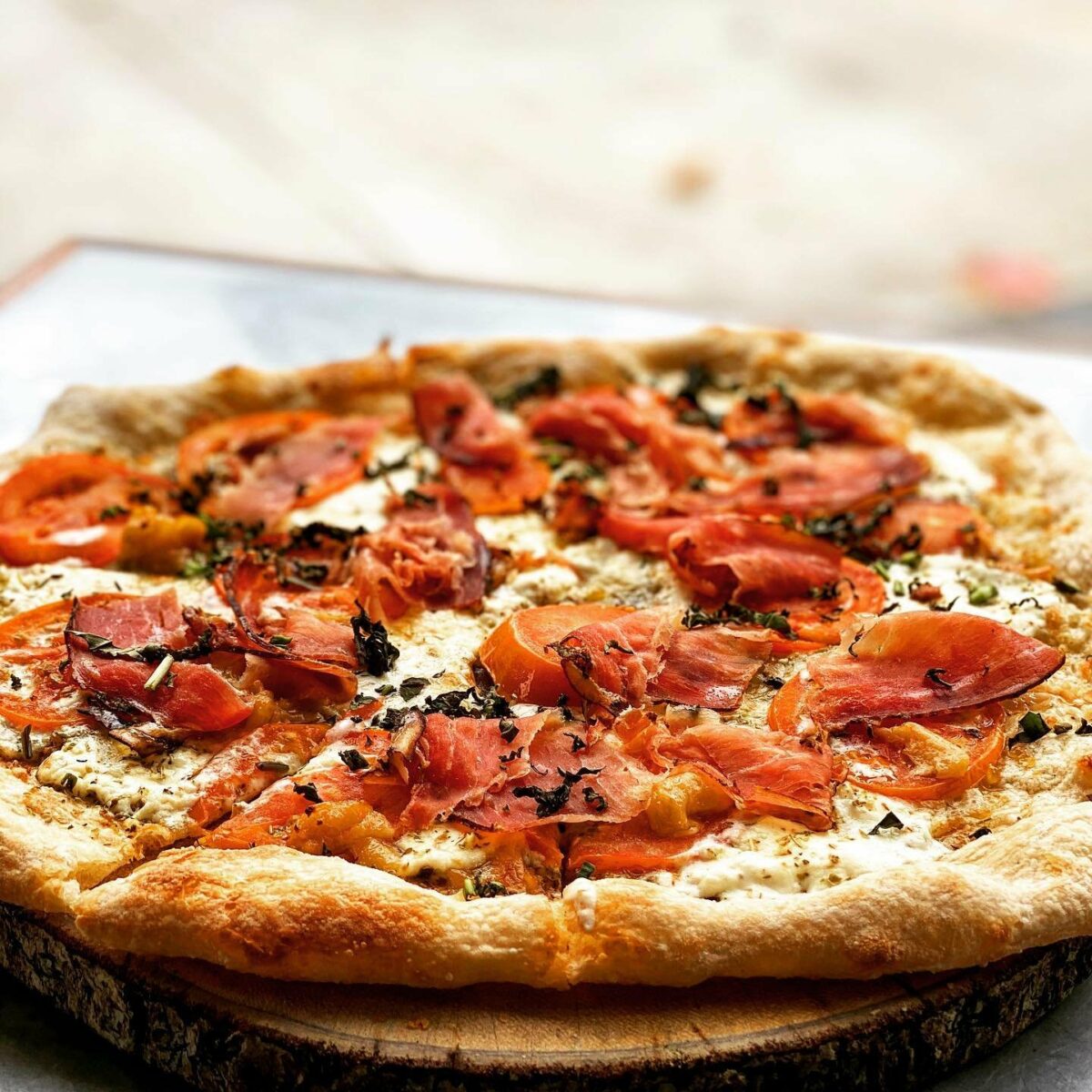 Pizza, tomatoes